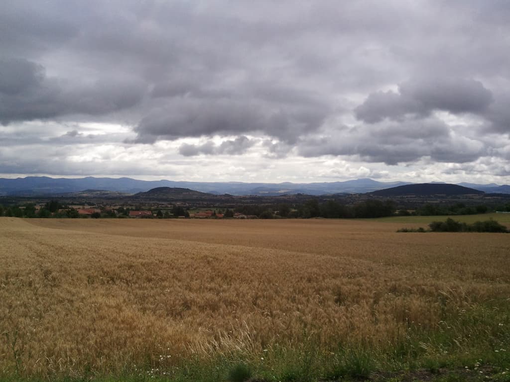 <p>One of the characteristics of this route was that I was on a highish plateau and when I looked to the east I could see the mountains that two years ago I'd cycled through and this year I was avoiding.</p>