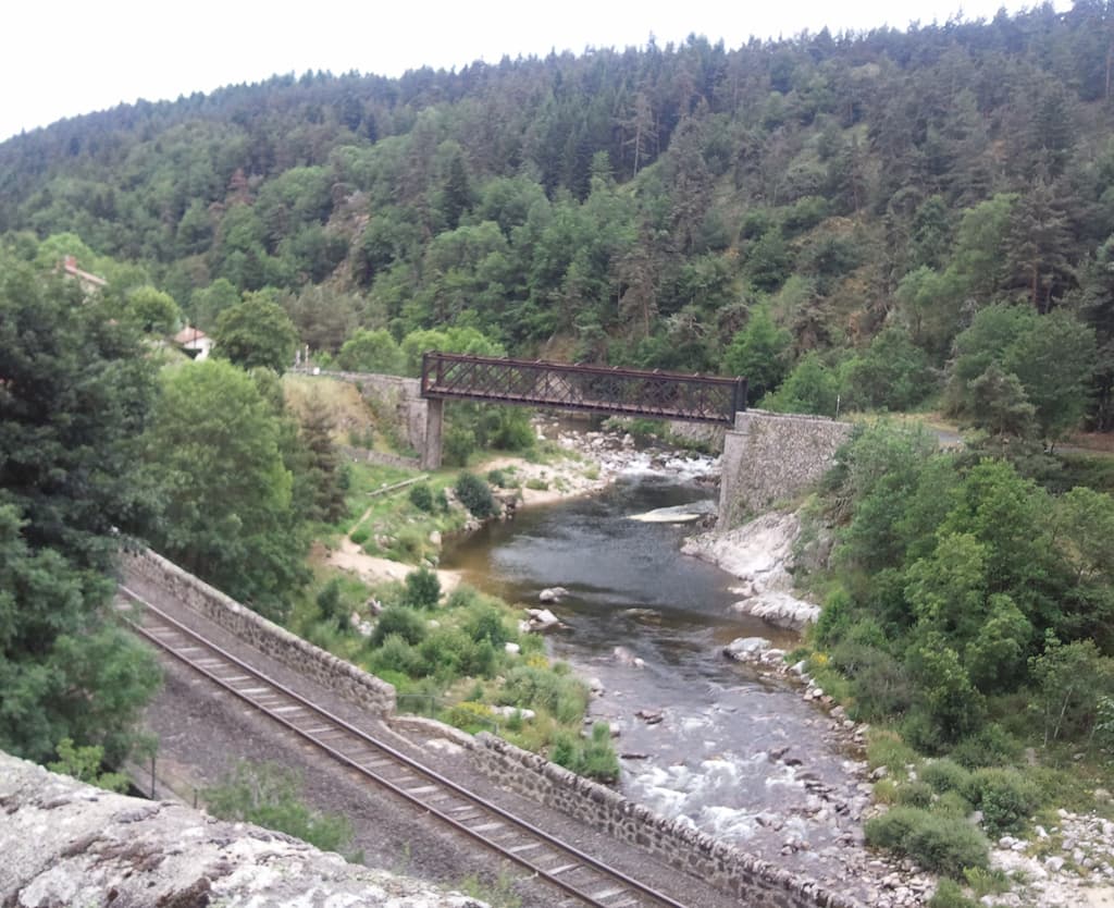<p>Just after Jonch&egrave;res (Joncherette?) is this railway bridge crossing over the river l'Allier and the railway line. &nbsp;There's some sort of ruin high on the hill but I didn't stop to find out what it was called. &nbsp;I was enjoying just rolling, pedalling that is to say.</p>