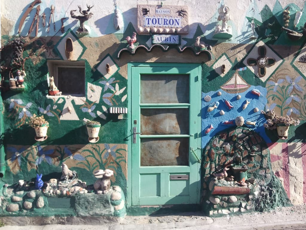 <p>I had to stop and take a photo of this house front, someone has spent a lot of time decorating it. &nbsp;From here for the next 8 or 9km was downhill, fantastic.</p>