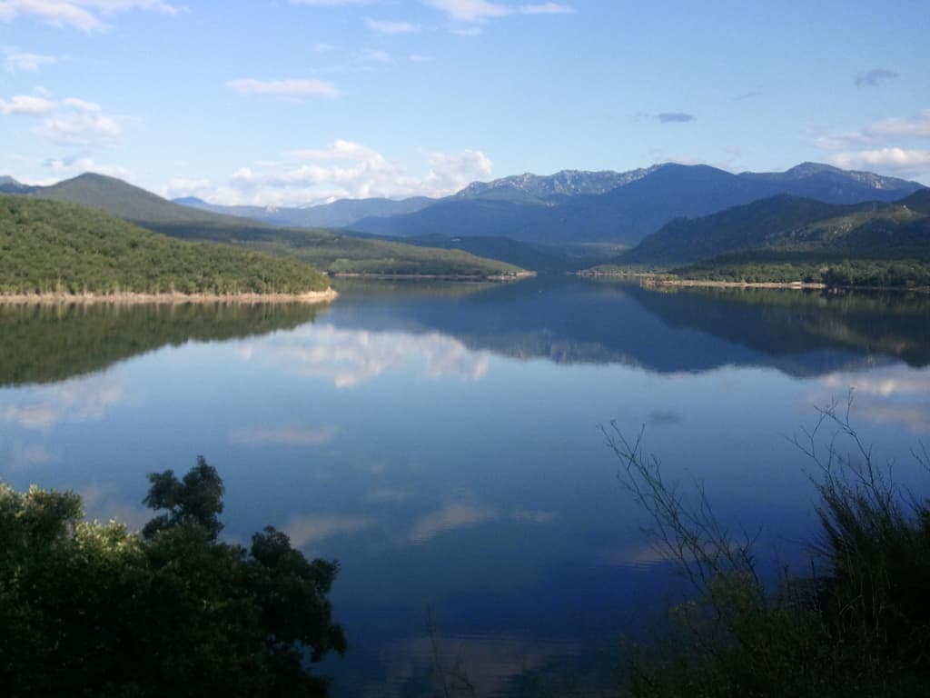 <p><strong>Thurs, 28th July. &nbsp;Ma&ccedil;anet de Cabreny's to Roses: 54km, avg 19.8km/hr, max 58.6km/hr</strong></p><p>After three day's of rest and food I decided to press on to Roses. &nbsp;I naturally prefer to take quiet back roads but now I had another additional reason so to do: bike helmets are now compulsory in Spain and I don't have one. &nbsp;I actually think they're dangerous but decide, if I'm stopped by the police to just talk in English and pretend I know nothing.</p><p>This is the reservoir just south of Darnius and just west of Boadella. &nbsp;It was a nice ride, I took a few wrong turns, mainly near Roses, trying to avoid the main road and use some cycle paths that weren't that well signed.</p><p>If you're intested here is a <a href="http://www.mapmyride.com/routes/fullscreen/47072478/">map of the route</a>.</p>