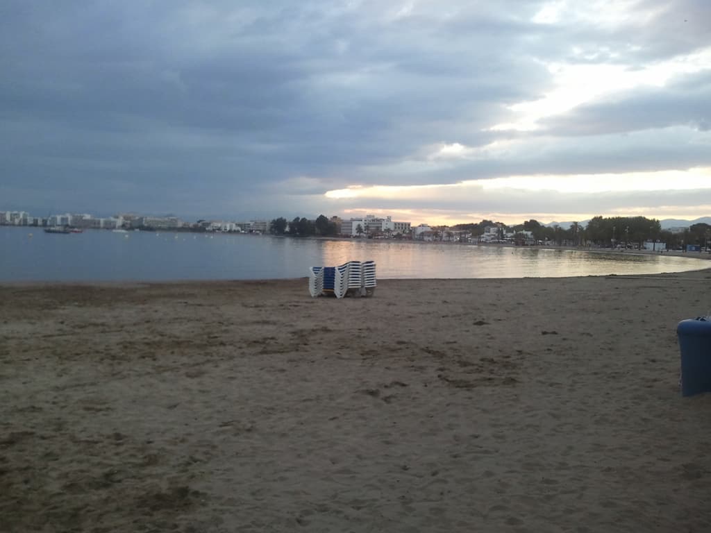 <p>This was my first evening in Roses, the photo is timed at 20:49pm. &nbsp;Everyone has left the beach and things are quiet once more.</p><p>I very much liked Roses, it was a relaxing place to be. &nbsp;No shops really, most everywhere was geared towards paraphenalia for tourists, t-shirts with "I &hearts; Roses", sun cream, lilos, books but only best-sellers, clothes and jewellery and the like. &nbsp;</p><p>Most of the tourists, almost all really, were french. &nbsp;Which made it doubly difficult for me to change chips; that is to say to switch from speaking french, which I'd been doing for almost three weeks, to spanish. &nbsp;Especially since most of the spanish didn't speak castillano but catalan. &nbsp;So I was making horrendous mistakes. &nbsp;Hell, at one point I asked for "rojo" instead of "tinto" for red wine. &nbsp;I don't think I've done that since I first started to learn Spanish almost twenty years ago!</p>