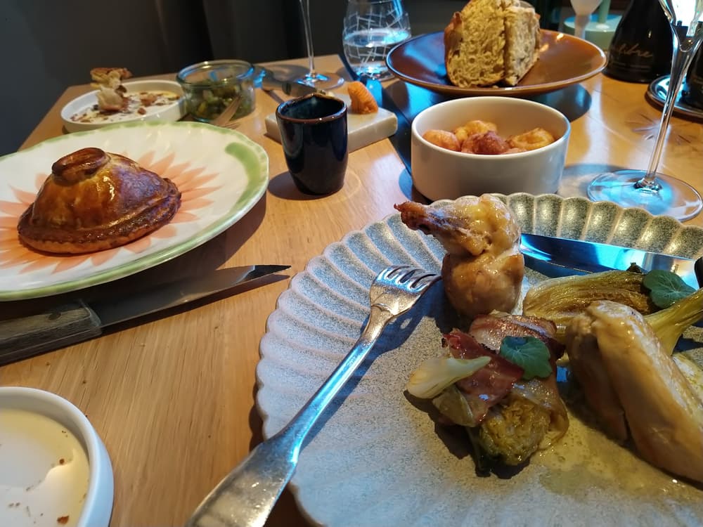 My main course was the conical shaped 'pie' you see and Pippa had chicken