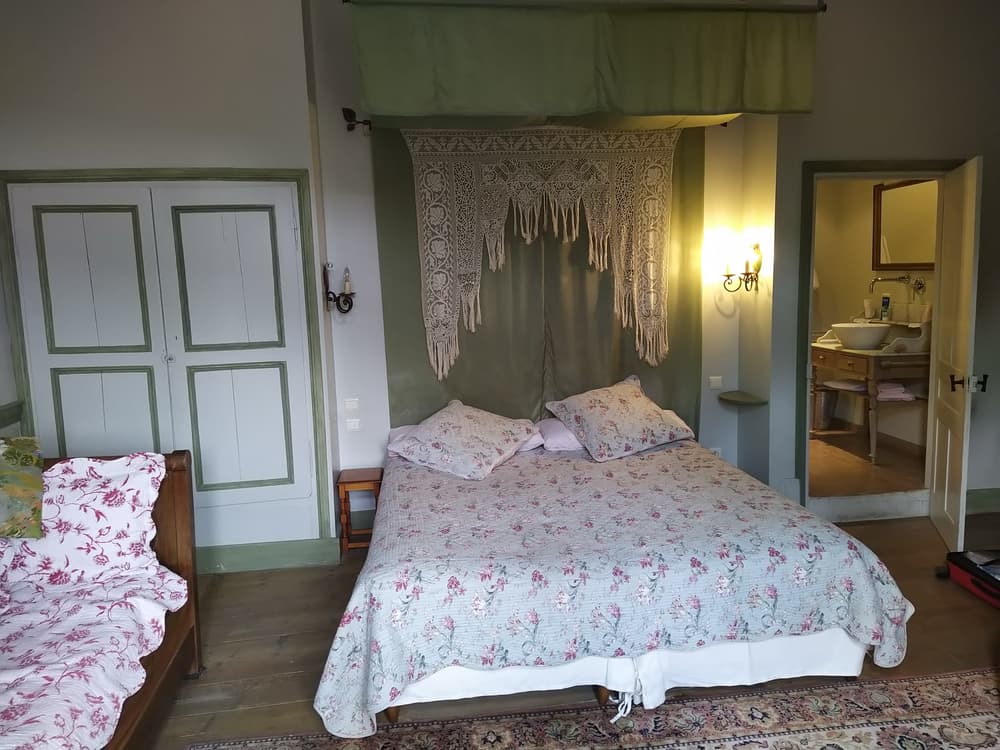 This was our first room, it looked very nice with a comfy bed, nice en-suite and lovely window to look up the valley.  Unfortunately, after we'd been left in the room we started to notice problems, like pubic hairs in the bed, dirt and crumbs all over the carpet, not a place we could stay in given the price especially.