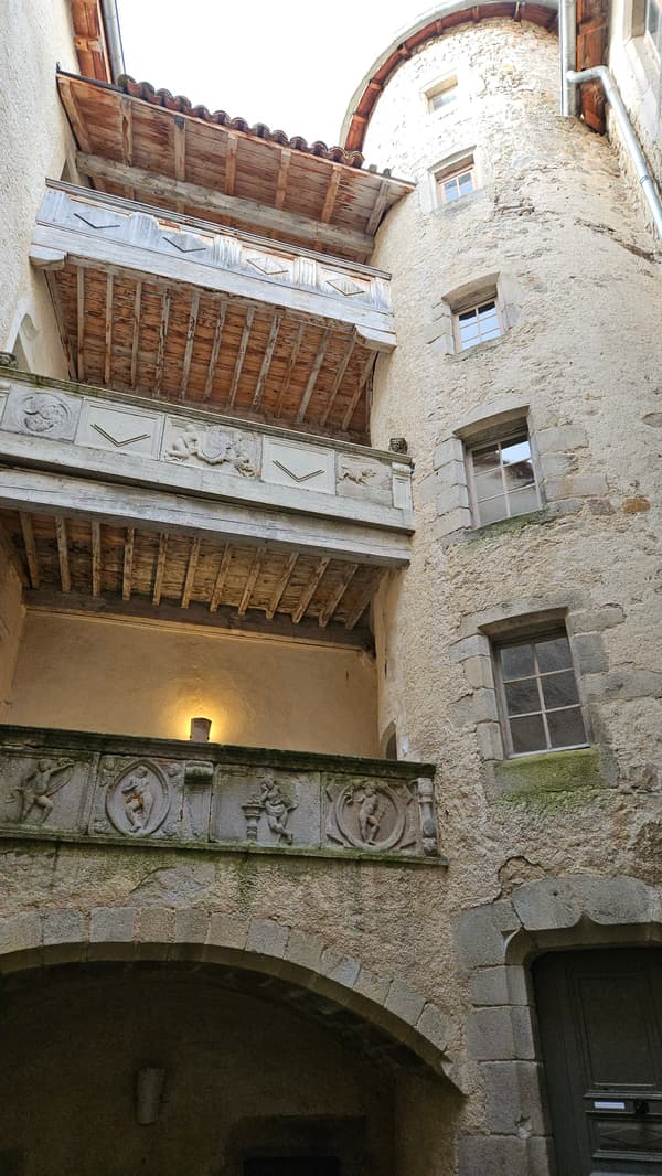 Here are those galleries seen from below, I'm below I seem to remember having made various descents, with their concomitant ascents, to collect and take away the luggage.  Beautiful though isn't it?